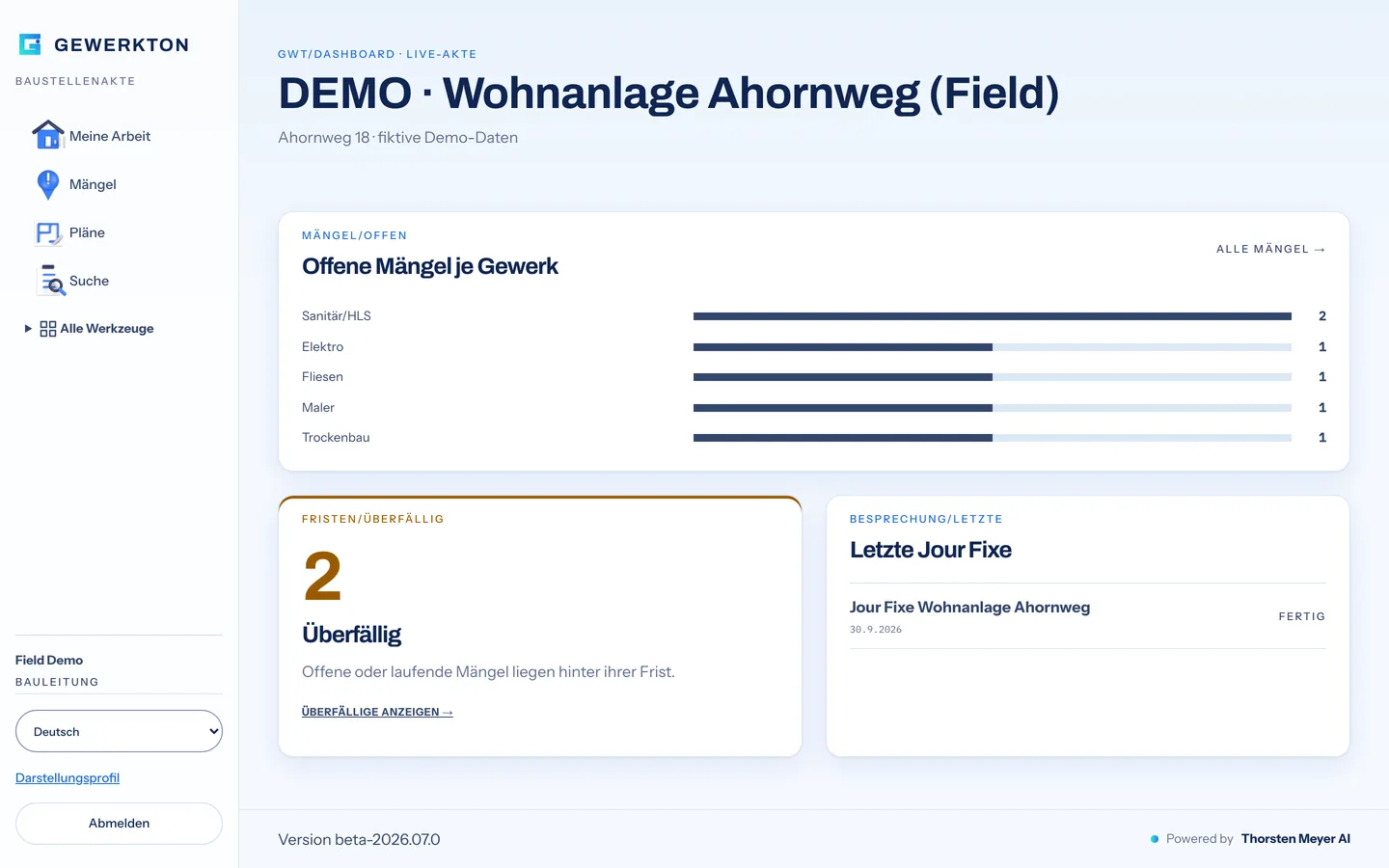 Startseite der Gewerkton-Web-App im neuen Look: offene Mängel je Gewerk als Balken, eine Karte mit überfälligen Fristen und die letzte Jour-fixe-Besprechung, gefüllt mit fiktiven Demo-Daten